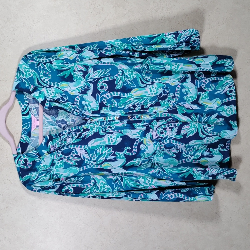H167 Lilly Pulitzer blue & aqua Tital Wave print 1/2 button blouse S